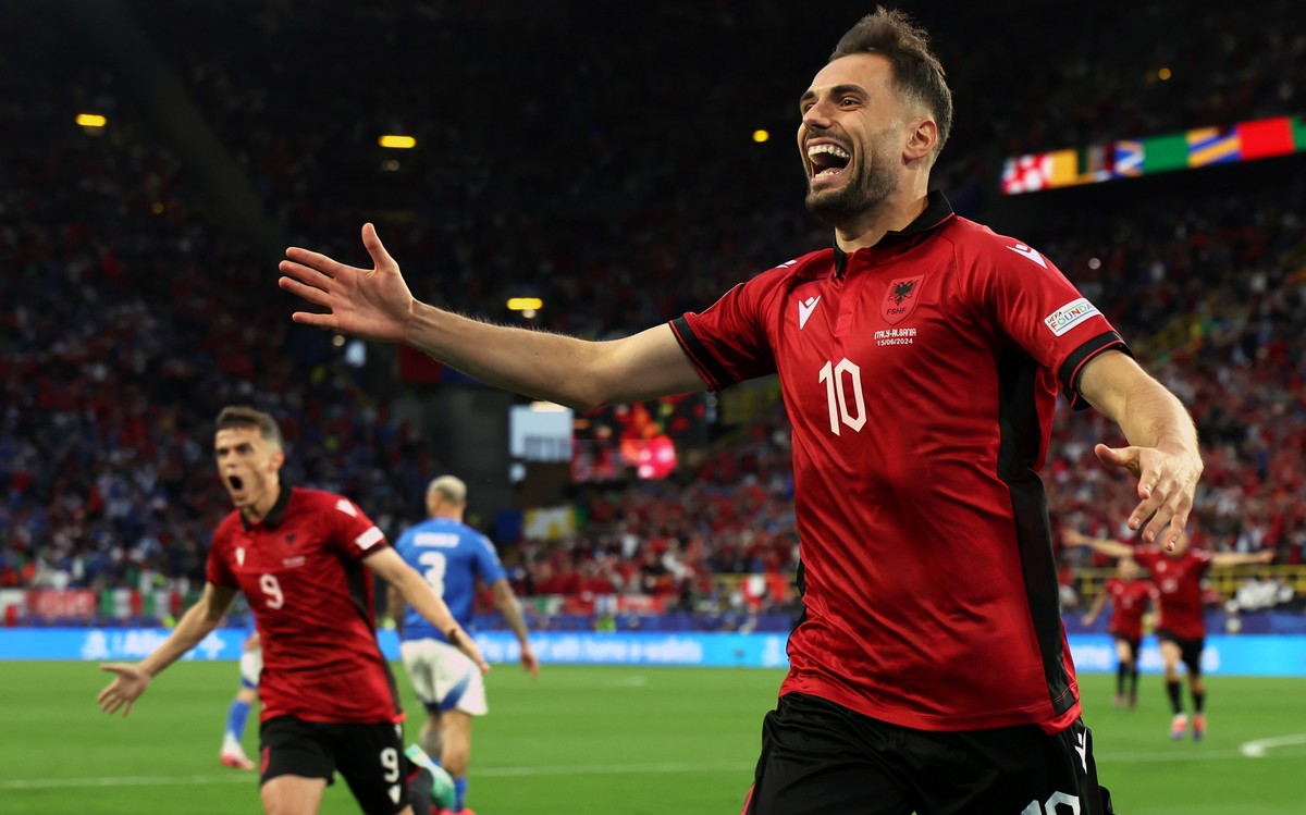 epa11413517 Nedim Bajrami of Albania celebrates scoring the 1-0 during the UEFA EURO 2024 group B soccer match between Italy and Albania, in Dortmund, Germany, 15 June 2024. EPA/FRIEDEMANN VOGEL