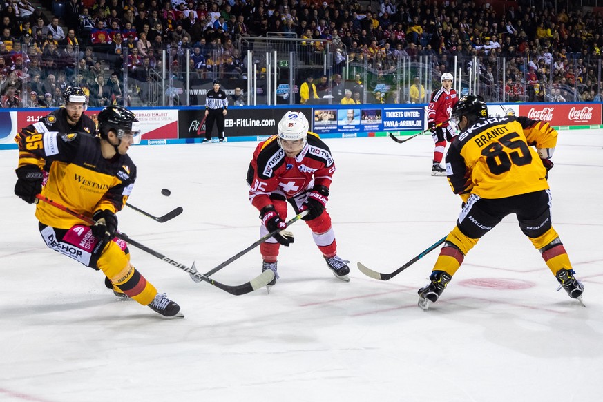 09.11.2019, Nordrhein-Westfalen, Krefeld: Eishockey: Deutschland Cup, Deutschland - Schweiz, 2. Spieltag in der Yayla-Arena. Der Schweizer Tyler Moy (M) kämpft mit Deutschlands Frederik Tiffels (l) un ...