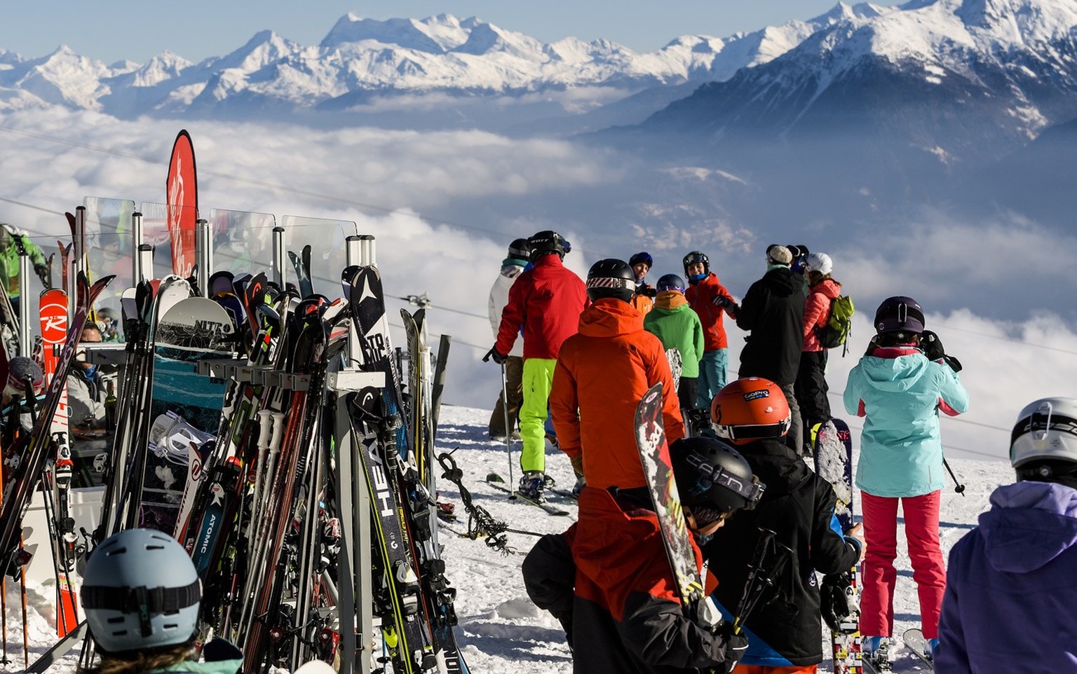 Des personnes profitent du soleil et de la neige pour skier sur une piste du domaine skiable ce dimanche 3 decembre 2017 a Crans-Montana. (KEYSTONE/Jean-Christophe Bott)
