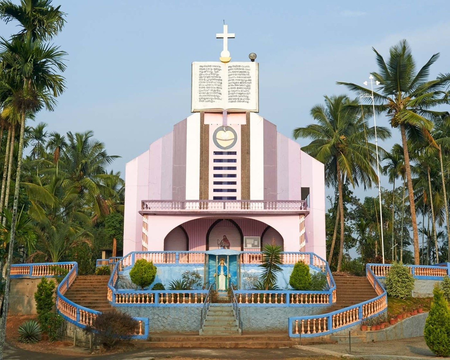 Hybrid Modernism. Churches in Kerala
2014- 2016



Nach der Unabhängigkeit im Jahr 1947 wollte sich die indische Kirche vom historisierenden Baustil der Kolonialherren differenzieren und nahm moderne  ...