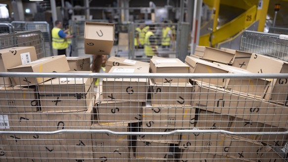 Die fertigen Packungen aus dem Hochregallager im Zentrallager und Logistikzentrum von Digitec Galaxus werden an verschiedene Wagen der Schweizer Post uebergeben, fotografiert am Montag, 16. Juni 2025  ...