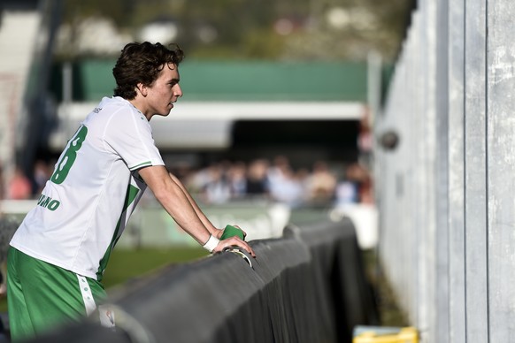 Gianluca Gaudino von St. Gallen stellt sich den Fans, nach dem verlorenen Fussball Super League Spiel zwischen dem FC Vaduz und dem FC St. Gallen, am Sonntag, 10. April 2016, im Rheinpark Stadion in V ...