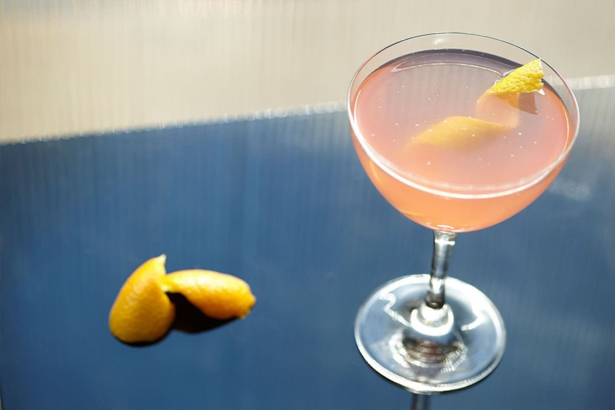 https://uk.thebar.com/recipe/pink-gin pink gin cocktail angostura