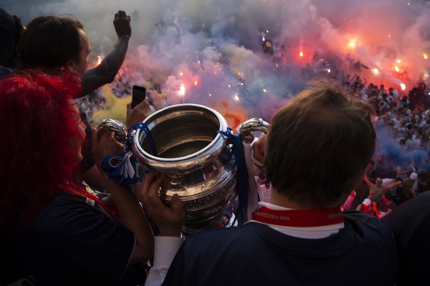 BILDPAKET -- ZUM JAHRESRUECKBLICK 2018 SPORT, STELLEN WIR IHNEN HEUTE FOLGENDES BILDMATERIAL ZUR VERFUEGUNG -- Die Mannschaft des FC Zuerich mit Aliane und Praesident Ancillo Canepa feiern ihren zehnt ...