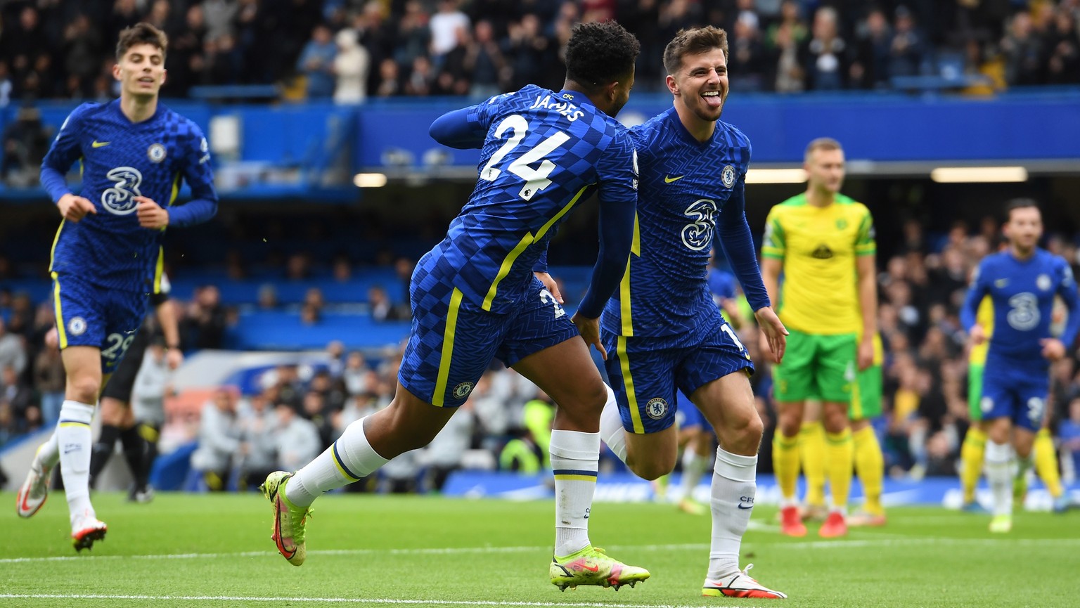 epa09540979 Mason Mount (R) of Chelsea celebrates after scoring the opening goal during the English Premier League soccer match between Chelsea and Norwich City in London, Britain, 23 October 2021. EP ...