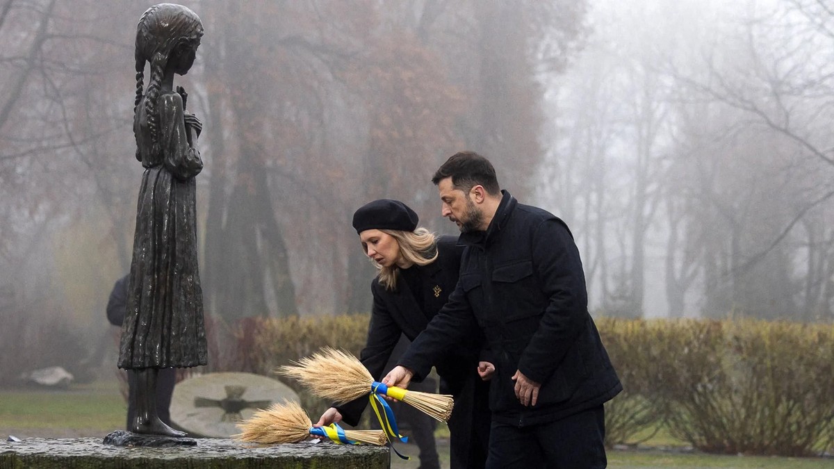 Volodymyr Zelensky et son épouse Olena Zelenska rendent hommage aux victimes de l'Holodomor à Kiev: c'est ainsi que l'on désigne la famine qui a frappé l'Union soviétique dans les  ...