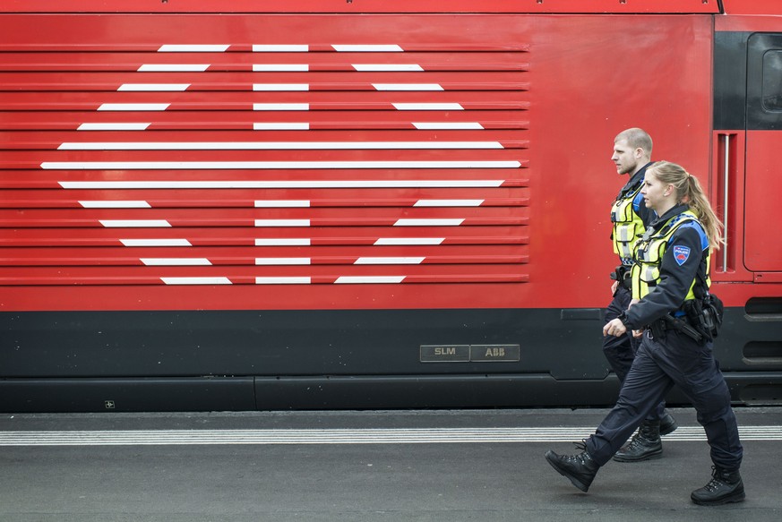 ZUR BILANZMEDIENKONFERENZ DER SBB, AM DONNERSTAG, 26. MAERZ 2015, STELLEN WIR IHNEN FOLGENDES ARCHIVBILD ZUR VERFUEGUNG - Officers of the Swiss Federal Railways transport police at Zurich Main Station ...