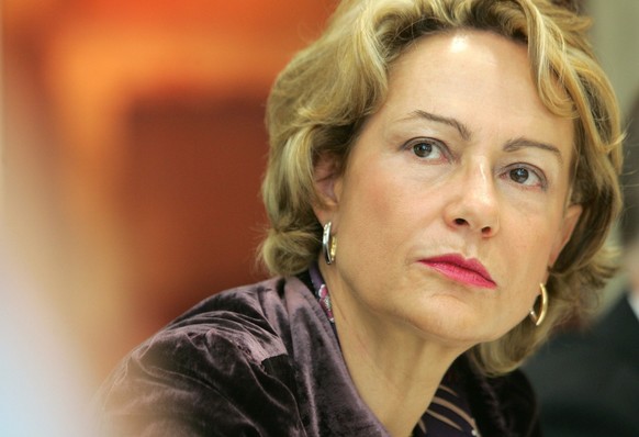 Die Berner Regierungsraetin und Volksdirektorin Elisabeth Zoelch aeussert sich am Montag, 5. September 2005, an einer Medienkonferenz in Bern zu den Leistungen des Kantons Bern zu den Unwetterschaeden ...