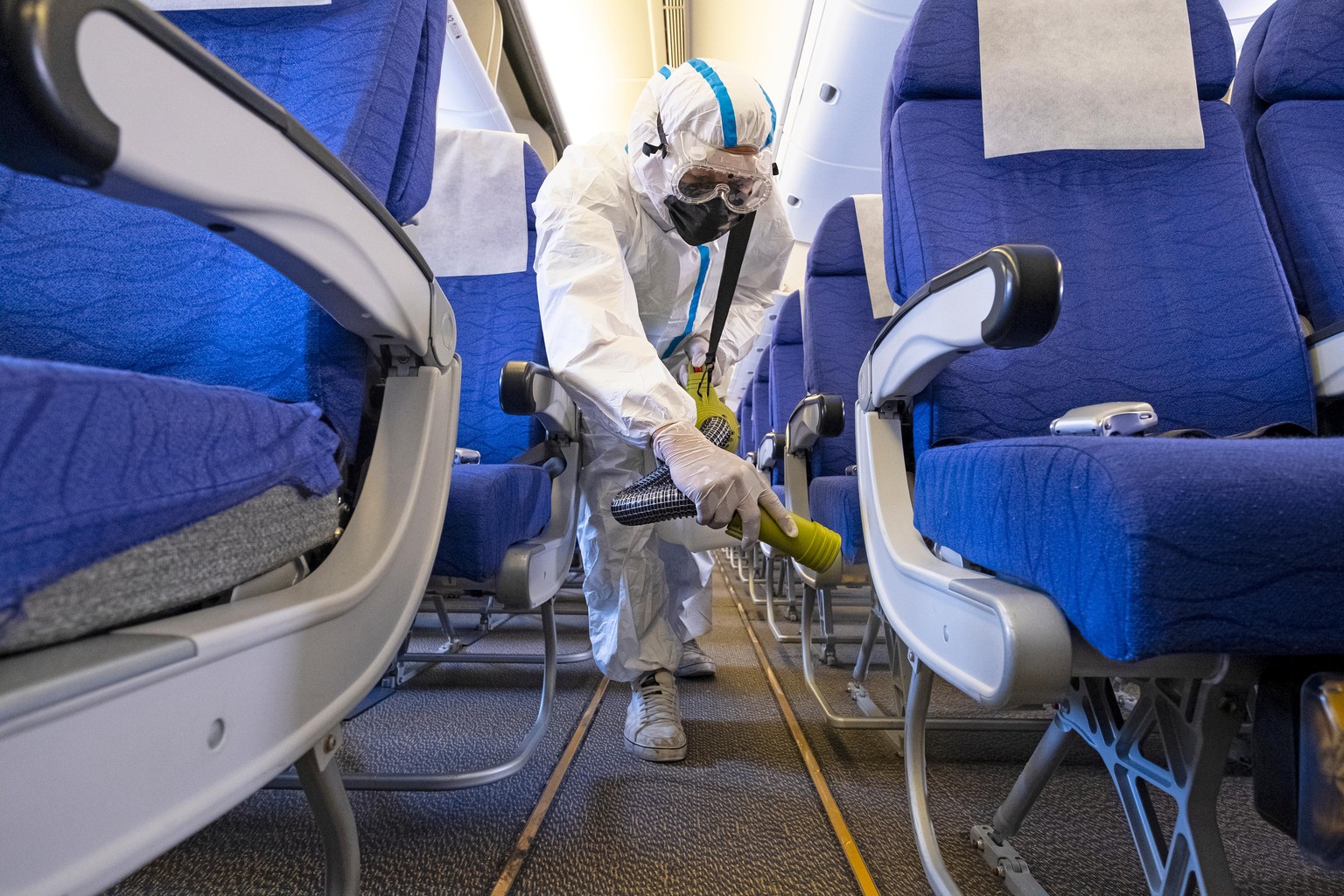 Spezialisten desinfizieren die Kabine nach jedem Flug.