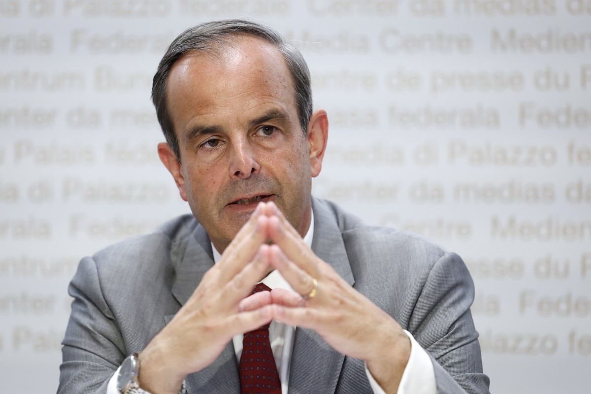 Gerhard Pfister, Parteipraesident Mitte, lacht waehrend einer Medienkonferenz zu den Parlamentswahlen 2023, am Dienstag, 22. August, 2023 in Bern. (KEYSTONE/Peter Klaunzer)