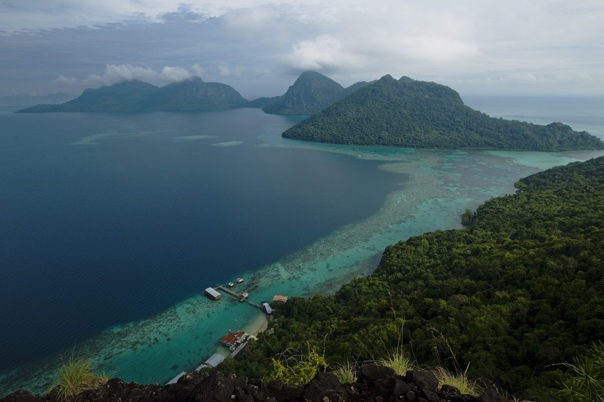 epa02840750 (06/21) View of Tun Sakaran Marine Park from Bohey Dulang Island, Semporna, on the east coast of Sabah, Borneo, Malaysia, 01 July 2011. The Bajau, or Bajaw, are an indigenous ethnic group  ...