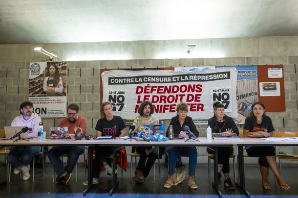 Les membres de coalition NoG7, Vincent Bircher, Yann Heurtaux, Alice lefrancois, Teo Frei, Francoise Nyffeler, Donna Golaz, Isabelle Bertin, de gauche a droite, s'expriment lors d'une confer ...