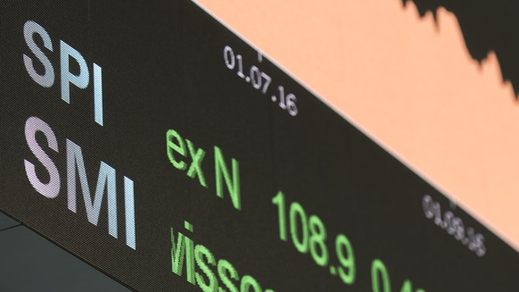 ARCHIVBILD ZUR MELDUNG, DASS DER SMI ZUM ERSTEN MAL 10&#039;000 PUNKTE UEBERTRIFFT --- Aktuelle Kurse werden angezeigt an einer LED-Wand im Eingangsbereich der Neuen Boerse Zuerich-West des SIX-Haupts ...