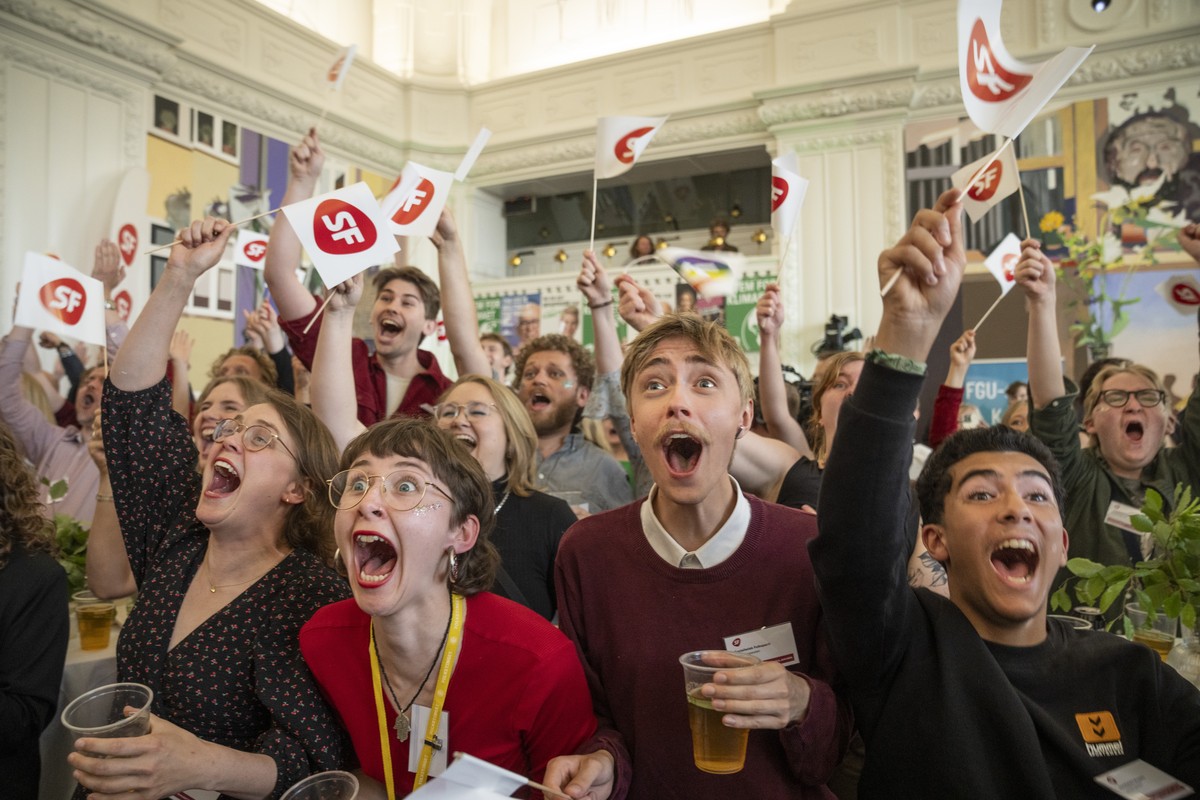 epa11401506 Supporters of Socialist People's Party cheer during the first exit poll in connection with the election of the European Parliament at Christiansborg in Copenhagen, Denmark, 09 June 20 ...