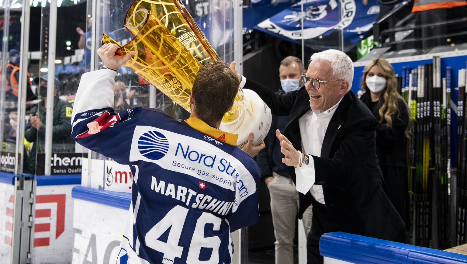 CAPTION ADDITION: Zugs Praesident Hans-Peter Strebel, rechts, und Spieler Lino Martschini, links, feiern als Eishockey Schweizermeister mit dem Meisterpokal nach dem dritten Eishockey Playoff-Finalspi ...