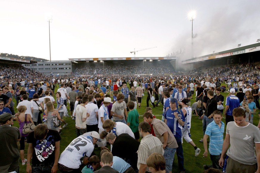 Die Fans des FC Luzern stuermen im Stadion auf das Feld und sichern sich ein Andenken an das Stadion, nach dem Spiel zwischen dem FC Luzern und dem FC Lugano, in der Auf-/Abstiegsbarrage der Super und ...