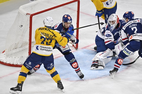 De Davoser Filip Zadina (nicht auf dem Bild) erzielt den 2. Treffer fuer Davos beim Eishockeyspiel der National League ZSC Lions gegen den HC Davos in der Swiss Life Arena in Zuerich am Freitag, 26. S ...