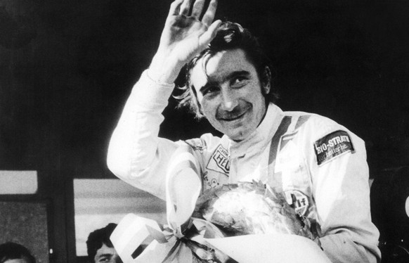 Der Schweizer Formel 1-Rennfahrer Jo Siffert jubelt am 20. Juli 1968 ueber seinen Sieg beim Grand Prix von Brands Hatch, Grossbritannien. Er gewann das Rennen auf einem Lotus-Ford. (KEYSTONE/Str) ===  ...