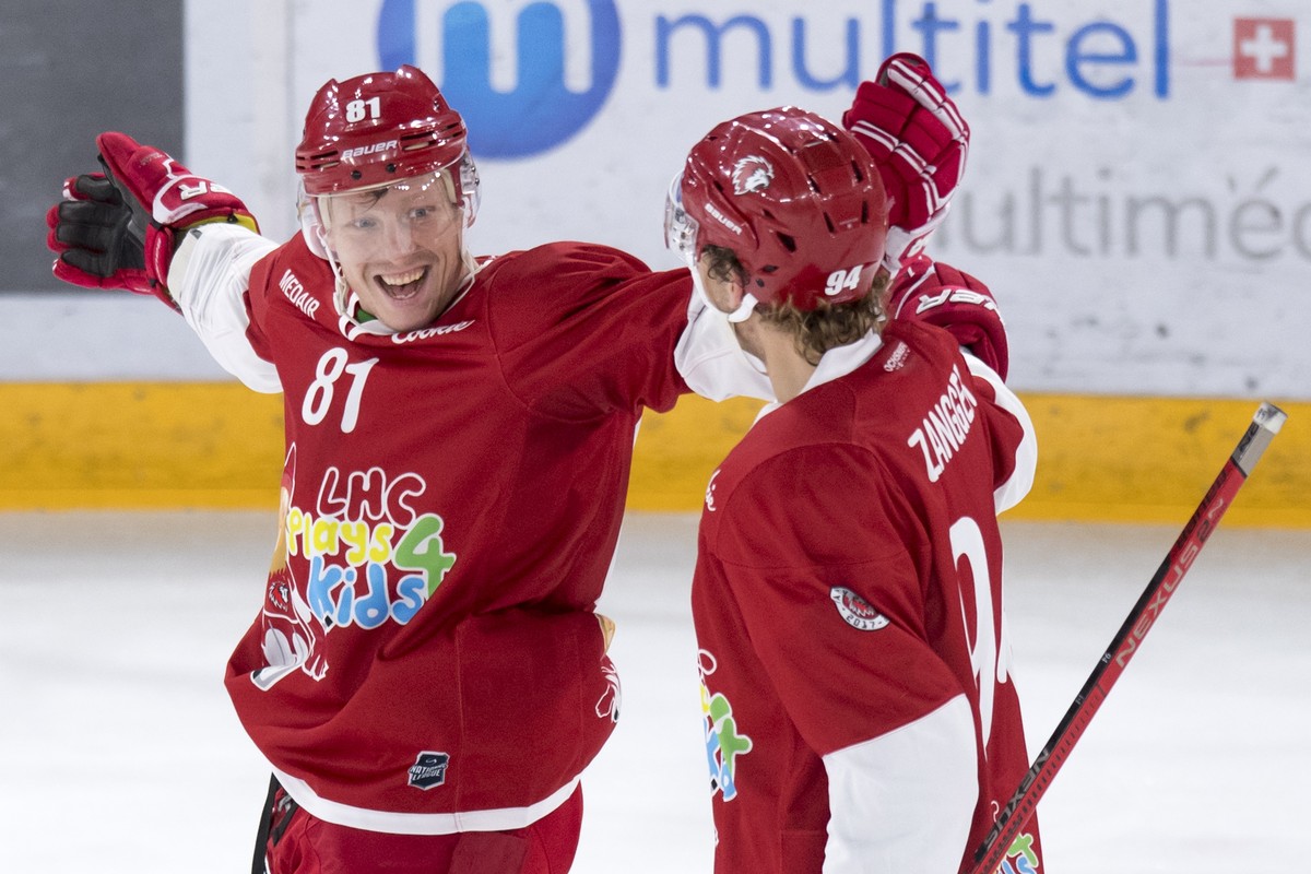 l'attaquant lausannois Ronalds Kenins, gauche, et l'attaquant lausannois Sandro Zangger, droite, celebrent le premier goal lors du match du championnat suisse de hockey sur glace de National ...