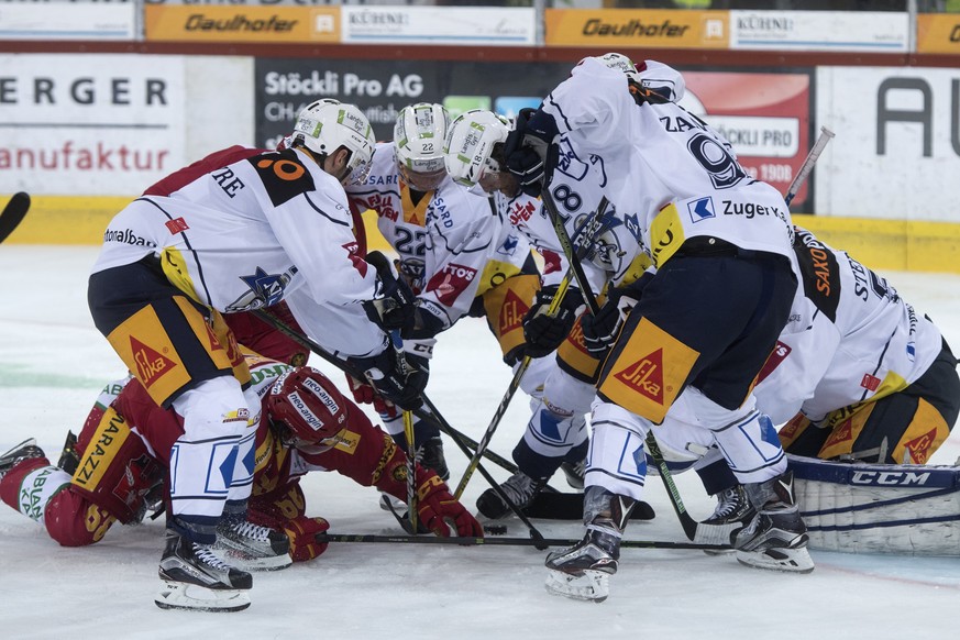 SCL Tigers Sven Lindemann, links unten, kaempft gegen Zugs David McIntyre, Santeri Alatalo, Dominik Schlumpf, Goalie Tobias Stephan und Sandro Zangger, von links, um den Puck, waehrend dem Eishockey N ...