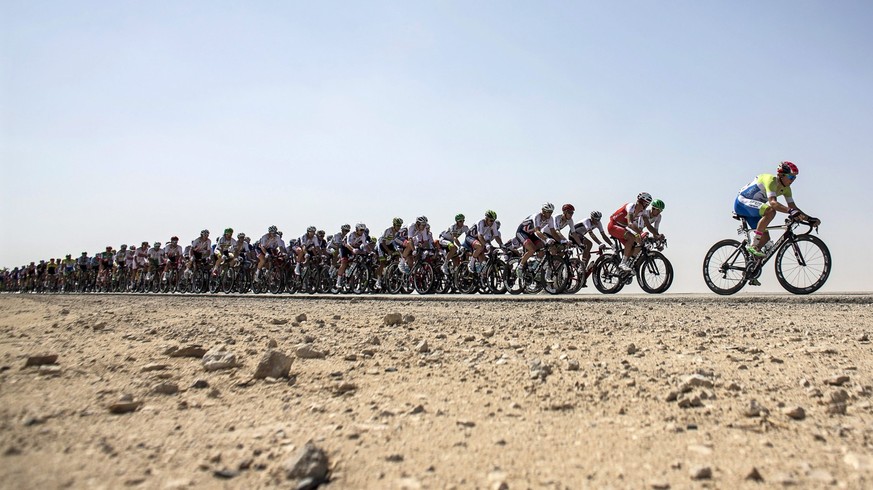 epa05620901 YEARENDER 2016 OCTOBER .The peloton is on the way during the men&#039;s elite road race over 257.5km of the 2016 UCI Road Cycling World Championships in Qatar, Doha, 16 October 2016. EPA/O ...