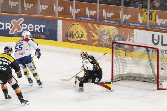 Max Lindroth (EHCK), Mitte, erzielt das 1:2 Siegestor in der Overtime, gegen Torhueter Sandro Zurkirchen (SCB), rechts, und Ramon Untersander (SCB), links, im Spiel der Eishockey National League zwisc ...