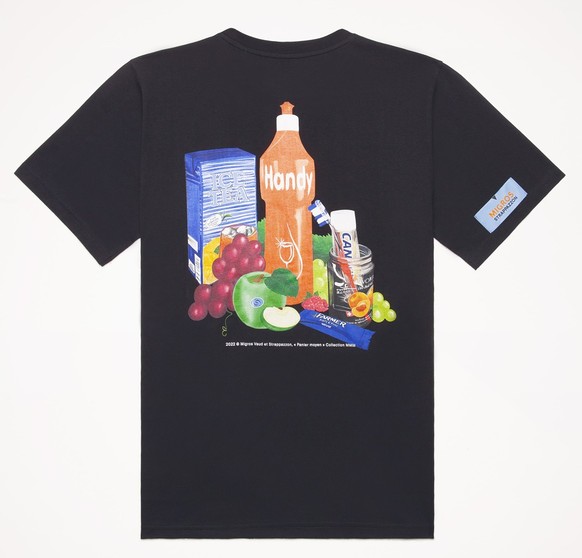 Der Karton des Eistees ist neben anderen Kultprodukten auf einem von Sébastian Strappazzon entworfenen T-Shirt zu sehen.