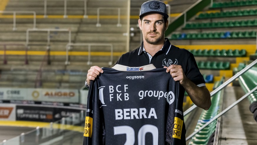 Reto Berra, neuer Torhueter des HC Fribourg-Gotteron, posiert in der BFC-Arena nach einer Medienkonferenz des HC Fribourg-Gotteron in Fribourg, am Freitag, 28. April 2017. (KEYSTONE/Thomas Hodel)