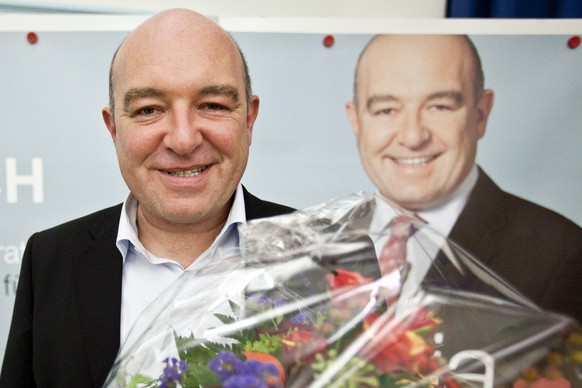 Der Zuercher SP-Regierungsratskandidat Daniel Jositsch posiert mit einem Blumenstrauss, nach seiner Nominierung an der SP Delegiertenversammlung des Kantons Zuerich, am Dienstag, 6. Oktober 2009, in Z ...