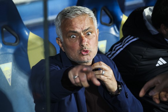 epa12965599 Benfica's head coach Jose Mourinho looks on ahead of the First League soccer match between Estoril Praia and Benfica, in Estoril, Portugal, 16 May 2026. EPA/JOSE SENA GOULAO