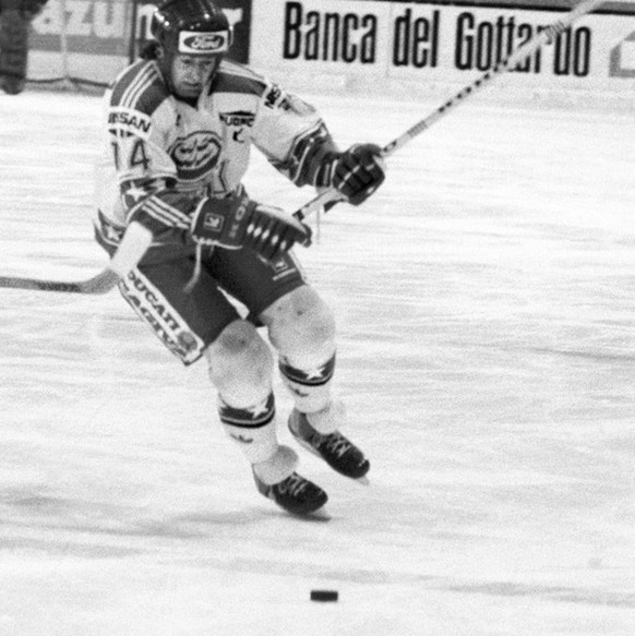 Der Ambri-Spieler Jakob &quot;Koebi&quot; Koelliker umspielt einen Sierre-Spieler in der Eishockey-Partie zwischen dem HC Ambri-Piotta und dem HC Sierre, aufgenommen am 4. Januar 1987 in Ambri. (KEYST ...