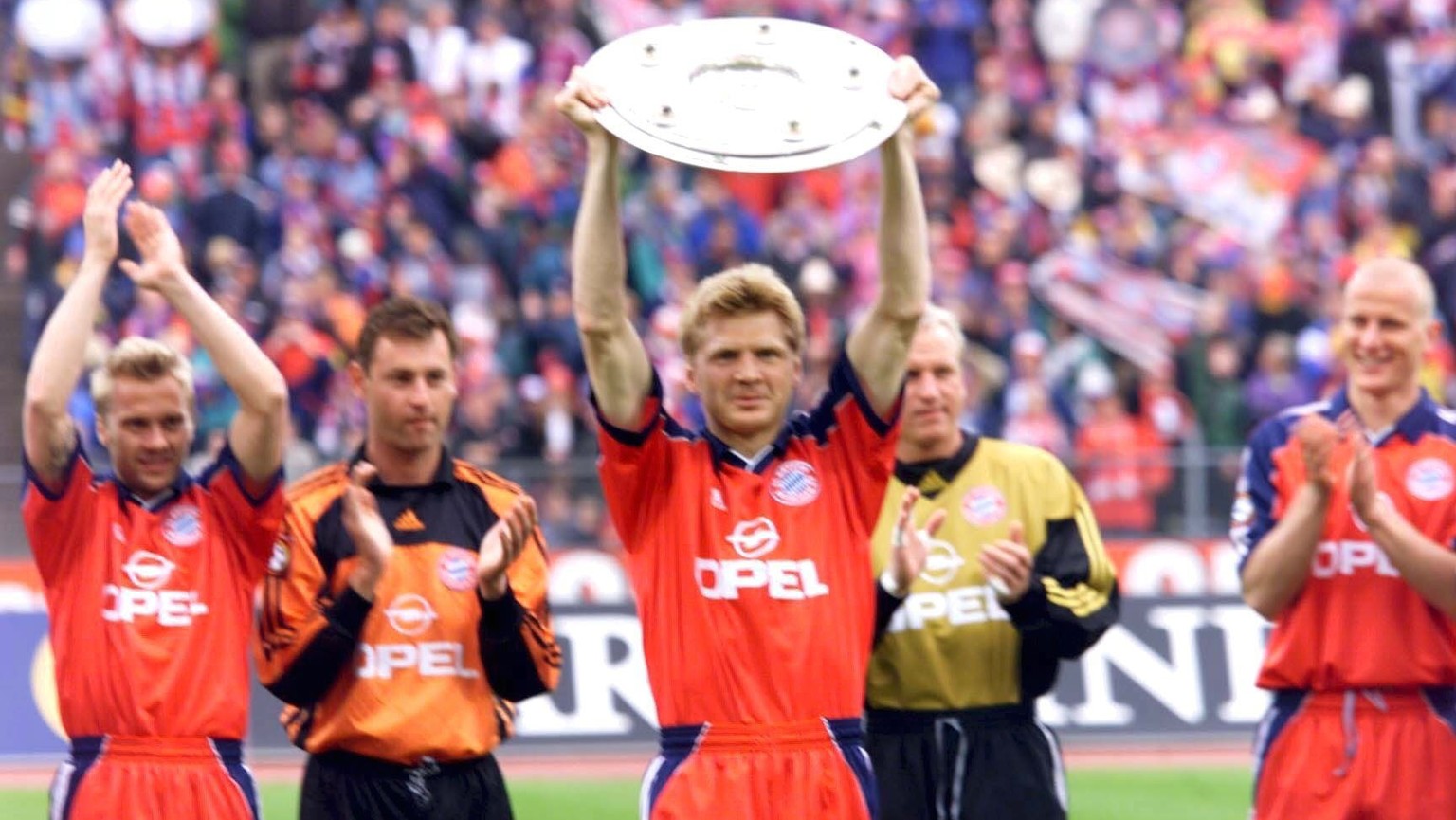 MUNICH, GERMANY - MAY 22: 1.BUNDESLIGA 98/99 FC BAYERN MUENCHEN - VFL BOCHUM 4:2, Muenchen; BAYERN MUENCHEN DEUTSCHER MEISTER 1999; Thorsten FINK, Torwart Bernd DREHER, Stefan EFFENBERG, Torwart Sven  ...