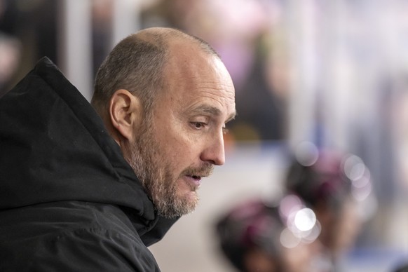 Ajoies Cheftrainer Christian Wohlwend im Eishockey-Qualifikationsspiel der National League zwischen dem HC Ajoie und dem HC Fribourg-Gotteron in der Raiffeisen Arena in Porrentruy, am Dienstag, 19. De ...