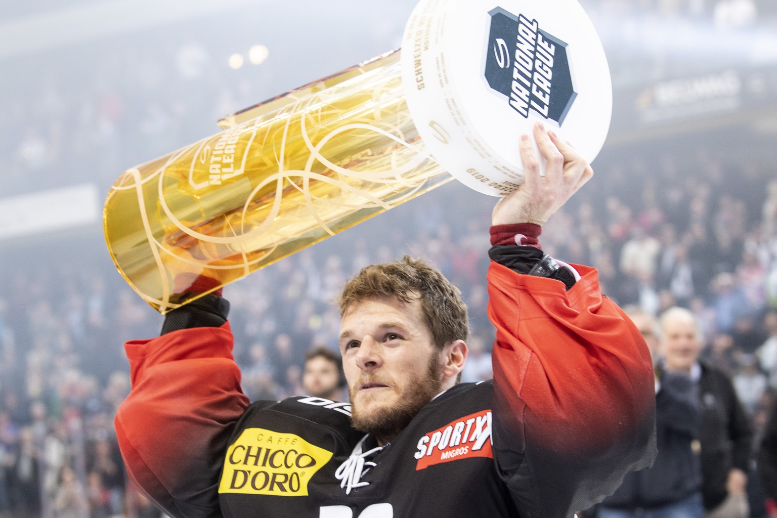 Berns Goalie Leonardo Genoni jubelt mit dem Meisterpokal, nach dem fuenften Playoff-Finalspiel der National League zwischen dem SC Bern und dem EV Zug, am Samstag, 20. April 2019, in der Postfinance A ...