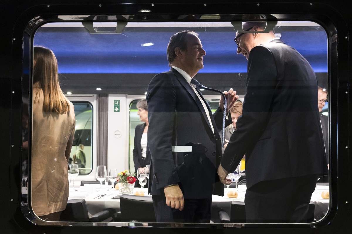 Der neugewaehlte Bundesrat Martin Pfister, rechts, diskutiert mit Gerhard Pfister, Parteipraesident Mitte, kurz vor der Abfahrt des Sonderzuges, der die Gesellschaft zur Feier nach Baar faehrt, am Don ...