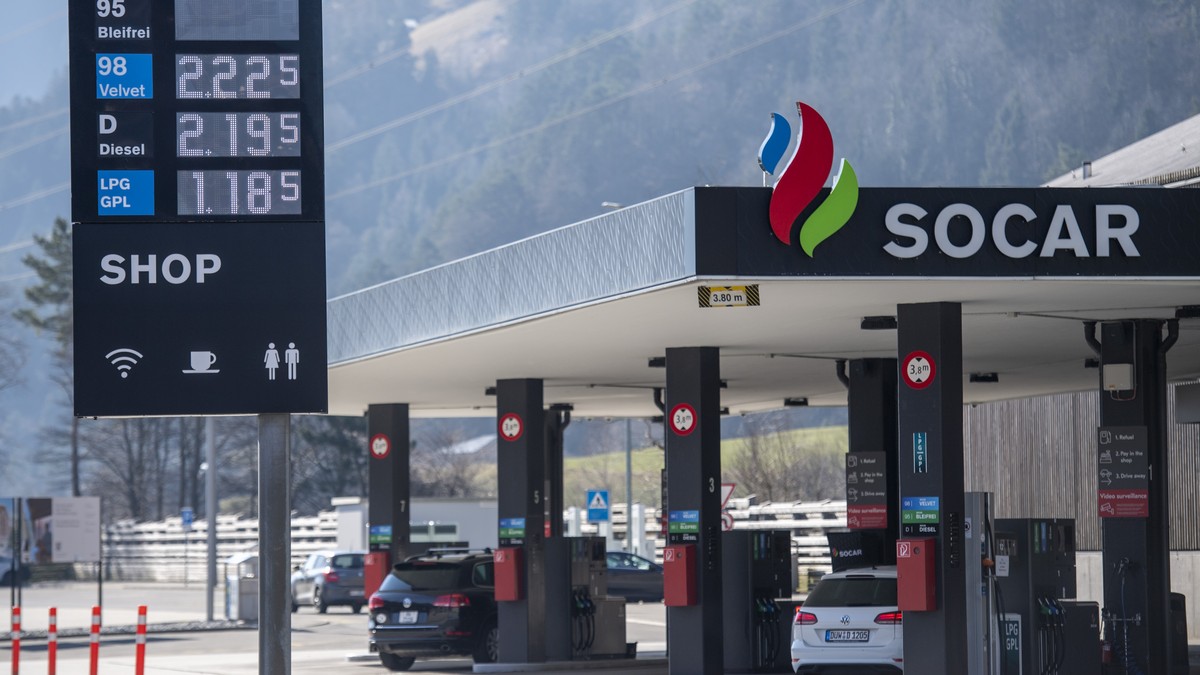 Eine Socar Tankstelle an der A-2 Autobahnraststaette Erstfeld praesentiert seine Benzinpreise am Samstag, 5. Maerz 2022, in Erstfeld im Kanton Uri. Wegen dem Krieg in der Ukraine sind die Rohoelpreise ...