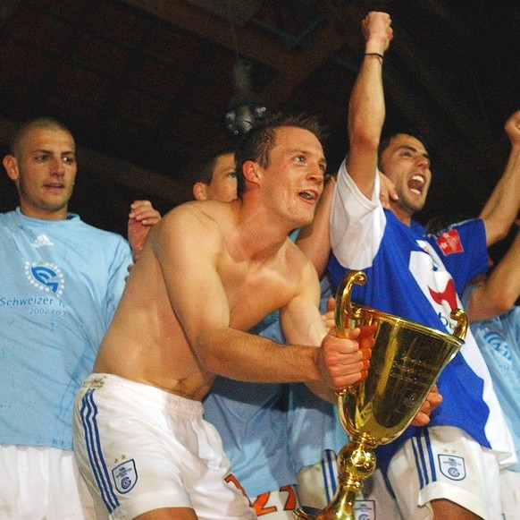 GC Spieler jubeln, nach dem Fussball Meisterschftsspiel der NLA, YB gegen GC, am Samstag, 31. Mai 2003 in Bern. GC gewinnt den Cup. (KEYSTONE/Edi Engeler)