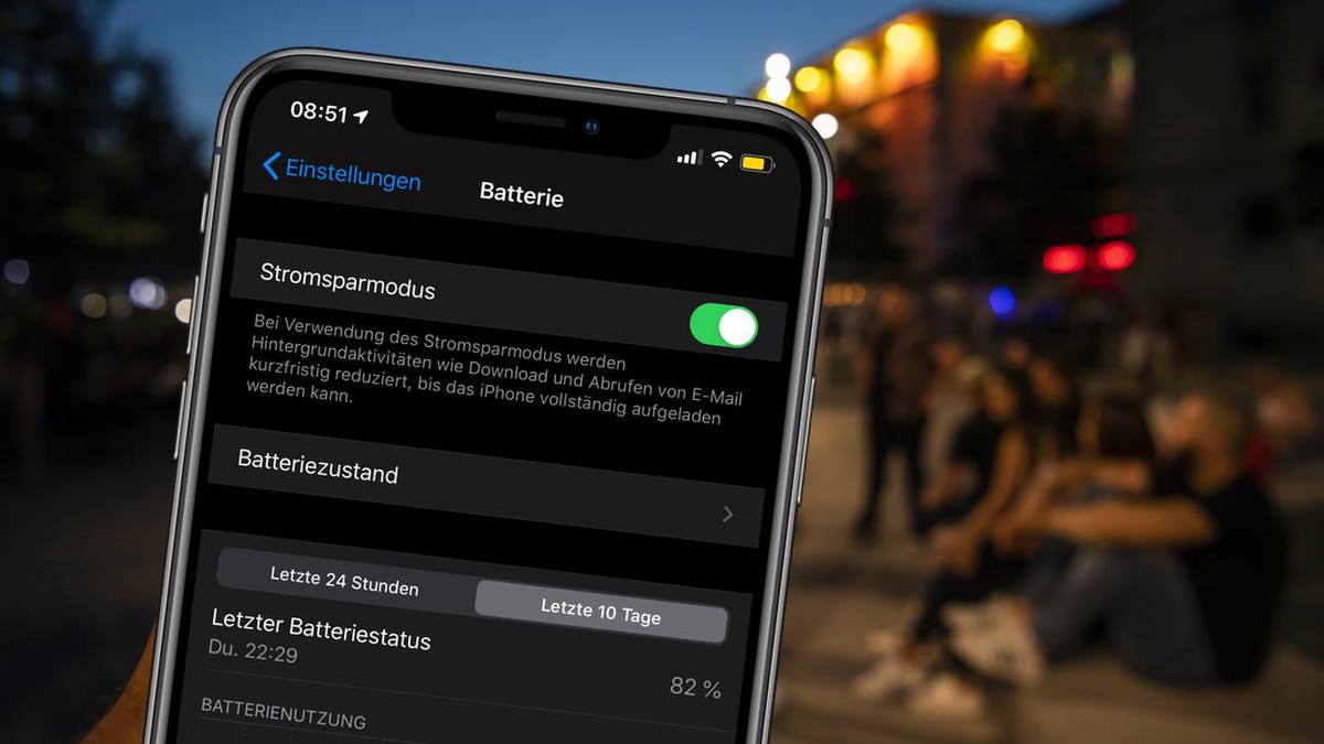 Une personne regarde sur son smartphone l'application SwissCovid alors que des personnes font la fete lors d'une soiree d'ete le samedi 27 juin 2020 dans le quartier du Flon a Lausanne. ...