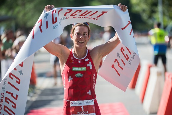 Die Siegerin Nicola Spirig (Impuls Triathlon Club Buelach) freut sich beim Zieleinlauf ueber ihren Sieg nach dem Rennen der Frauen im Locarno Trithlon 2017 am Sonntag, 3. September 2017, in Locarno. ( ...