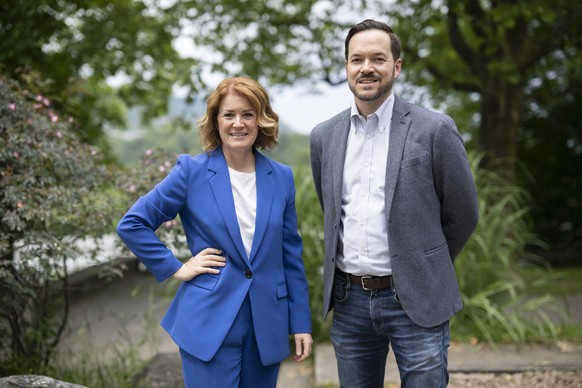 Susanne Brunner und Ueli Bamert posieren nach ihrer Wahl zum Co-Praesidium an der Generalversammlung der SVP der Stadt Z