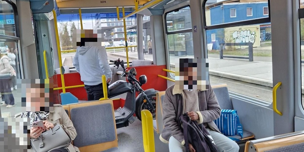 Mit einem Elektromotorrad ins Tram: Eigentlich nicht erlaubt.