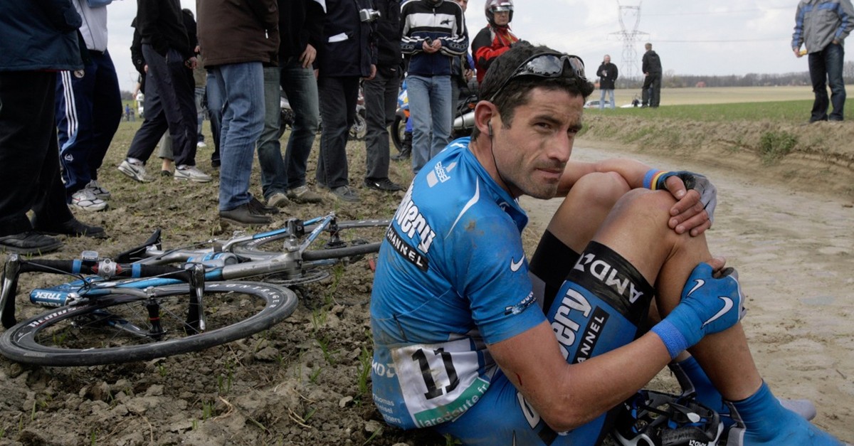 George Hincapie bricht auf dem Kopfsteinpflaster urplötzlich der Lenker weg