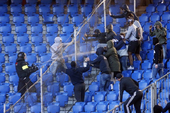 Sicherheitsmitarbeiter mit Trängengas-Spritze gegen FCZ-Fans.