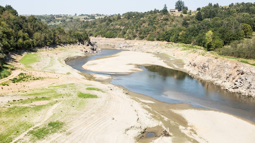 FRANCE - DROUGHT, HEAT WAVE AND AGRICULTURE IN DANGER : A CONSEQUENCE OF GLOBAL WARMING The water deficit is major. The level of the Villerest dam on the Loire is at its lowest. SAINT-PAUL-DE-VEZELIN  ...