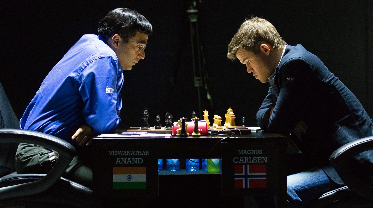 Herausforderer Anand bringt Titelverteidiger Carlsen ins Grübeln.