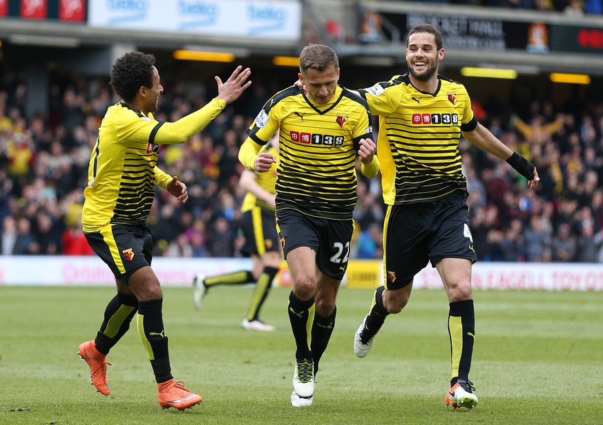 Ikechi Anya (links) und Mario Suarez (rechts) jubeln mit Almen Abdi.