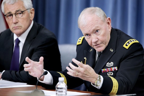 Generalstabschef Martin Dempsey (rechts) an einer Pressekonferenz zu den Luftangriffen in Irak und Syrien – neben ihm Verteidigungsminister Chuck Hagel (Bild: 26. September).