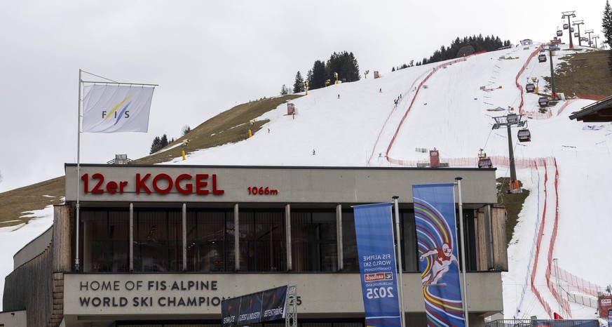 15.03.2024, Saalbach, AUT, Unterwegs in Salzburg, FIS Weltcup Ski Alpin, Vorberichte, im Bild Feature, Letzte Arbeiten im Zielstadion, Verschiedene Features, zum Thema Vorbereitungen, *** 15 03 2024,  ...