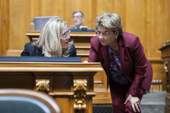 Bundesraetin Viola Amherd, rechts, diskutiert mit Isabelle Chappuis, Mitte-VD, Kommissionssprecherin in der Debatte um Beteiligung des Bundes an der Firma Nitrochemie, an der Fruehjahrssession der Eid ...