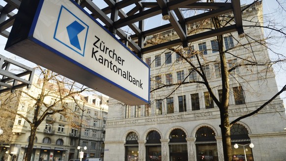 Das Logo der Zuercher Kantonalbank, aufgenommen vor dem Gebaeude der Schweizerischen Nationalbank SNB, hinten rechts, am Mittwoch, 11. Dezember 2013, in Zuerich. (KEYSTONE/Steffen Schmidt)